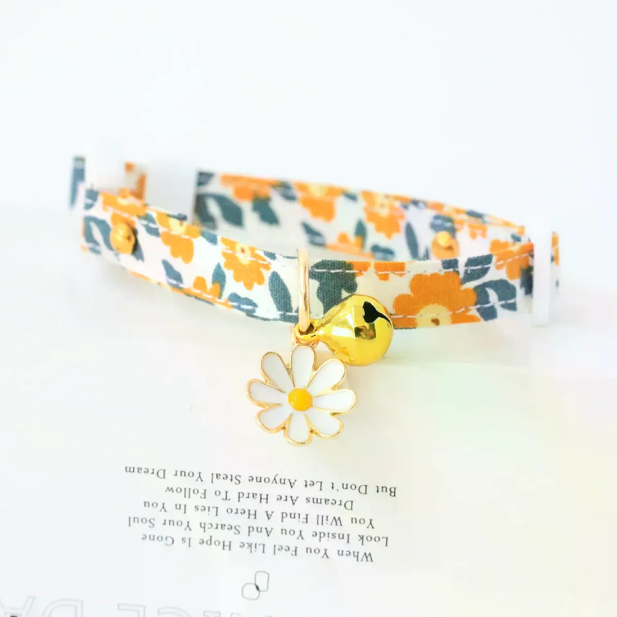 Collier réglable pour chat et animal de compagnie, avec clochette, mignon, pendentif pour chaton, accessoire pour chat, fleur, 1 pièce~00954